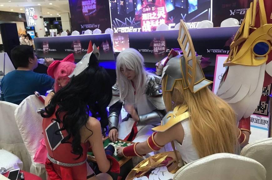 比赛现场惊现“打麻将”的李白 COS这波操作很给力