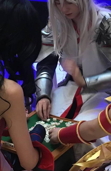 比赛现场惊现“打麻将”的李白 COS这波操作很给力